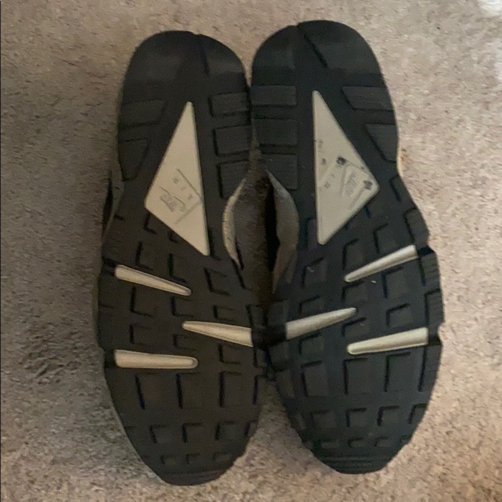 Nike’s - Picture 3 of 3